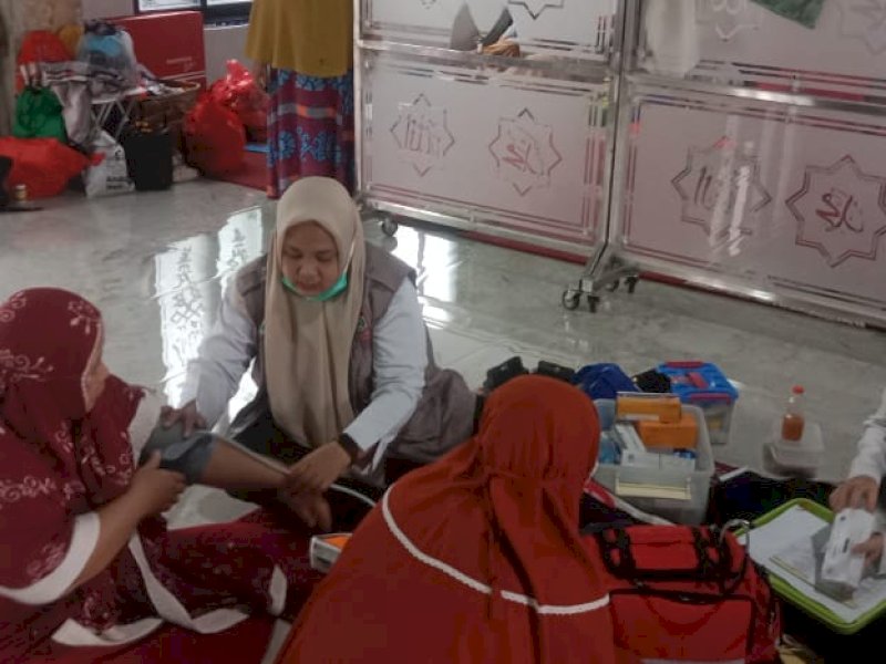 Sejumlah warga terdampak banjir menjalani pemeriksaan kesehatan   di lokasi pengungsian Masjid Al-Muttaqim, Jalan Bori Raya, Rabu (12/2/2025). @Jejakfakta/Samsir