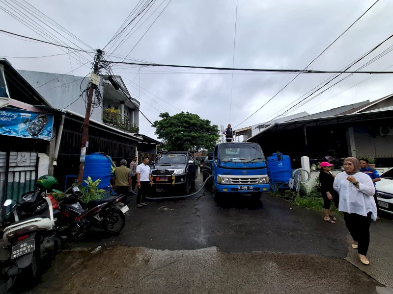 Manager Area Pelayanan V beserta tim dari teknik dari kantor pusat PDAM Makassar, Rabu (11/2/2025), menerjunkan armada mobil tangki dan memasang tandon sebagai penampungan air di Perumnas Antang Blok 8 dan Blok 10 yang lagi-lagi menjadi zona banjir terparah.