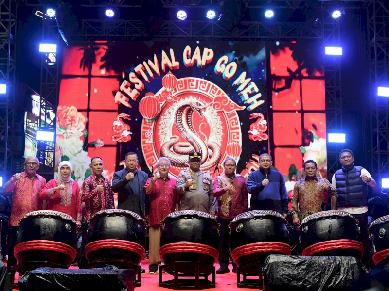 Mantan wali kota Makassar, Dr Ilham Arief Sirajuddin (IAS) mendampingi istrinya, Aliyah Mustika Ilham menghadiri puncak Perayaan Cap Go Meh Makassar, Festival Cap Go Meh, Pesta Rakyat Zou Zou di Jalan Sulawesi, Makassar, Rabu (12/2/2025). @Jejakfakta/Reza Arifuddin