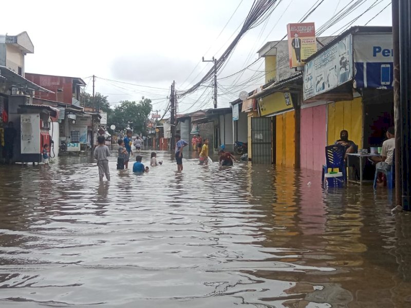 Anak-anak terdampak banjir di Perumnas Antang, Kecamatan Manggala, Kota Makassar, asyik bermain air yang menggenang, Rabu (12/2/2025). @Jejakfakta/Samsir