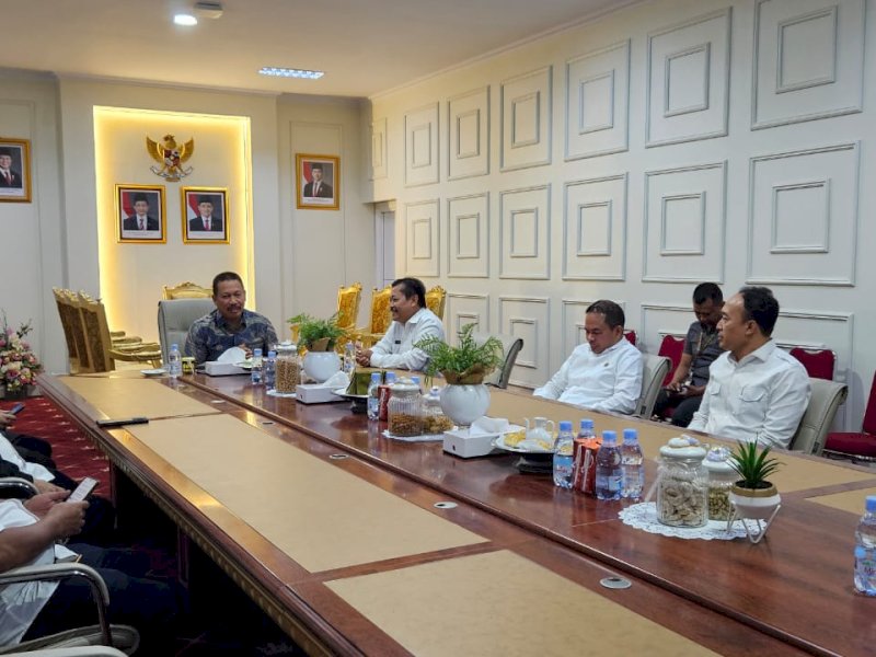 Kanwil Kemenag bersama Kanwil BPN Sulsel melakukan silaturahmi dalam rangka menjajaki kerjasama untuk mempercepat proses sertifikasi tanah wakaf dan tempat ibadah di ruang kerja Kakanwil Kemenag Sulsel, Kamis (13/2/2025). @Jejakfakta/Istimewa