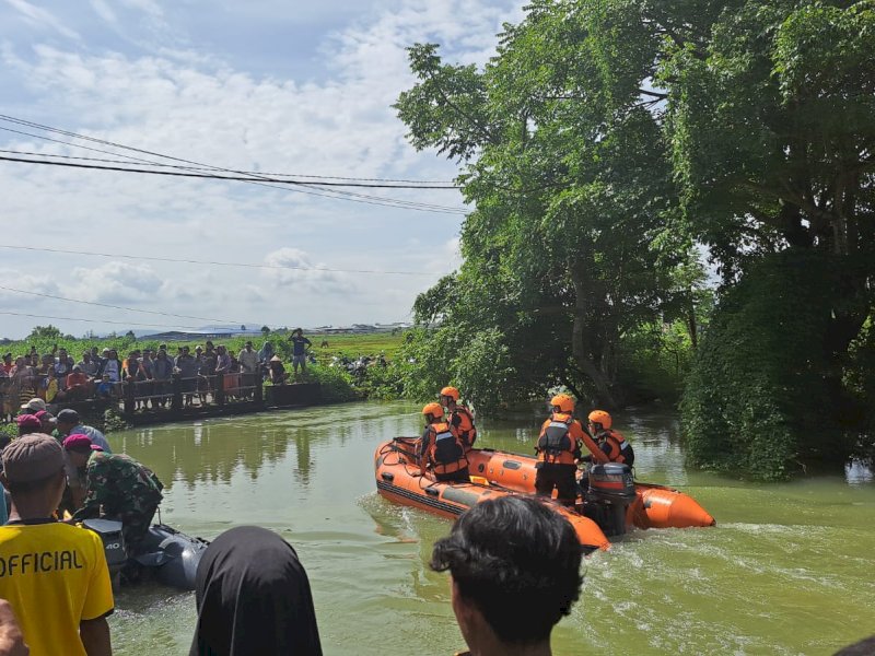 Tim SAR gabungan evakuasi korban tenggelam akibat banjir di Kabupaten Maros, Kamis (13/2/2025). @Jejakfakta/Basarnas