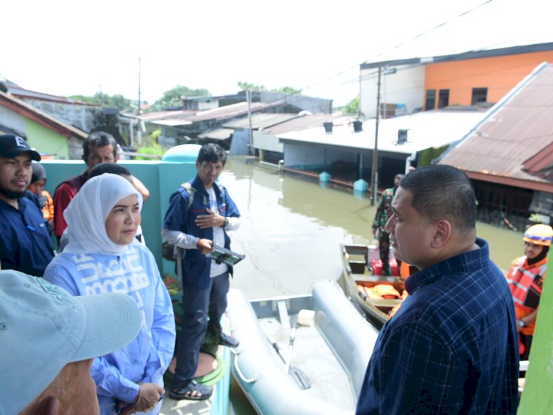 Wali Kota dan Wakil Wali Kota Makassar terpilih, Munafri Arifuddin-Aliyah Mustika Ilham (MULIA) meninjau langsung wilayah terdampak korban banjir di Kota Makassar,&nbsp;di Kecamatan Manggala, Kamis (13/2/2025). @Jejakfakta/Reza Arifuddin