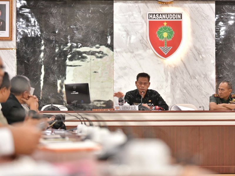 Penjabat Gubernur Sulsel, Fadjry Djufry,  saat Rapat Koordinasi Pangan yang dilaksanakan di Aula Balai Pertemuan Hasanuddin Makodam, Kamis (13/2/2025). @Jejakfakta/Istimewa