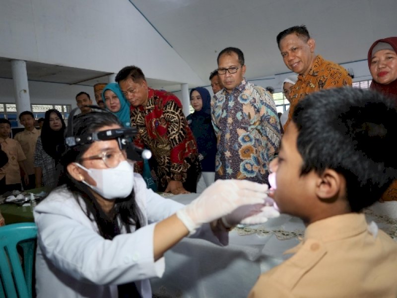 Wali Kota Makassar Moh Ramdhan Pomanto menyaksikan pemeriksaan kesehatan gratis kepada salah satu siswa SDN Cendrawasih Makassar. @Jejakfakta/Istimewa