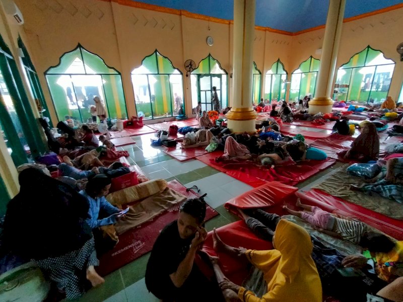 Suasana korban banjir mengungsi di Masjid Jabal Nur Perumnas Antang, Rabu (12/2/2025). @Jejakfakta/Samsir