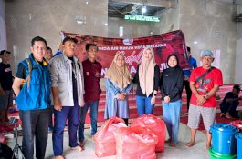 PDAM Makassar Bagikan 500 Paket Makanan ke Warga Terdampak Banjir Perumnas Antang