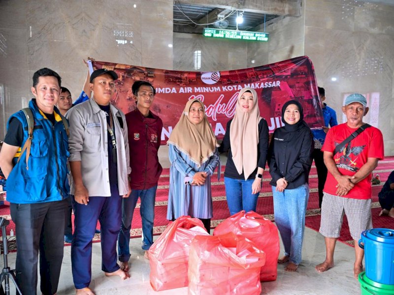 Kamis (13/2/2025), Perumda Air Minum Kota Makassar mengunjungi wilayah terdampak khususnya di blok 8 dan dapur umum di Kantor Kecamatan Manggala guna mengantarkan bantuan 500 paket makanan siap santap. 