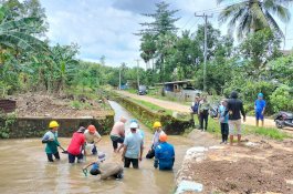 PDAM Makassar Keruk Sedimen di Daerah Aliran Lekopancing