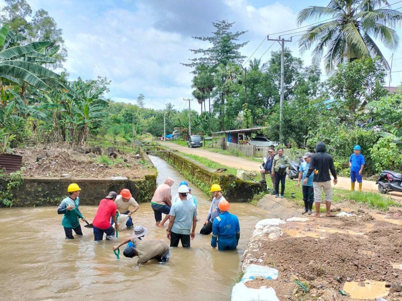 Tim PDAM Makassar, Sabtu (15/2/2025), mengeruk sedimen di daerah aliran Bendungan Lekopancing Maros yang merupakan sumber air baku Perumda Air Minum Makassar. 