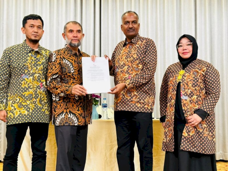 Prof M Budi Djatmiko terpilih sebagai Ketua Umum Himpunan Perguruan Tinggi Kesehatan (HPTKes) Indonesia untuk periode 2025-2029, dalam Munas HPTKes Indonesia, di Nagoya Hotel, Batam, Sabtu (15/2/2025). Ketua HPTKes Sulsel Dr Andi Maryam (kanan) hadir dalam pemilihan ini. 