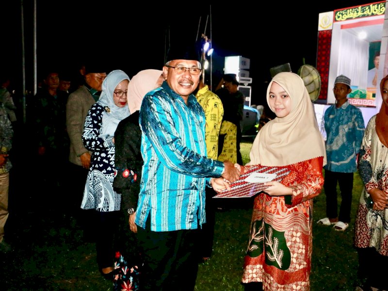 Sekretaris Daerah Bulukumba, Muh Ali Saleng, memberikan apresiasi khusus kepada Kecamatan Ujungloe yang berhasil meraih juara umum 1. @Jejakfakta/Istimewa