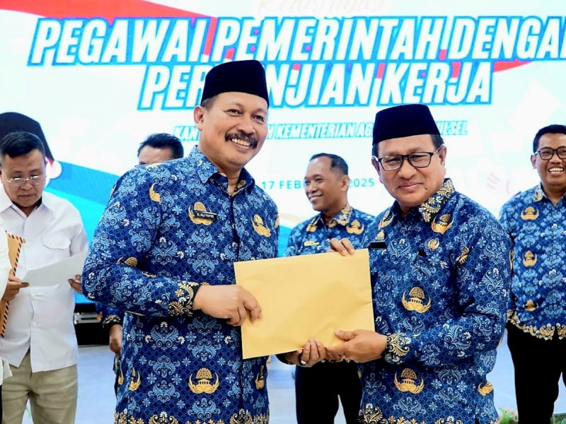 Kakanwil Kemenag Sulsel, H. Ali Yafid menyerahkan Surat Keputusan  Redistribusi PPPK Formasi 2023 kepada 24 Kepala Kantor Kemenag Kab./Kota se Sulsel di aula Kanwil Kemenag Sulsel, Senin (17/2/2025). @Jejakfakta/Istimewa