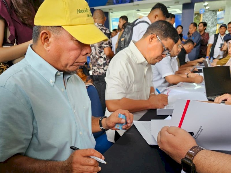 Pasangan bupati dan wakil bupati terpilih Kabupaten Bulukumba, Andi Muchtar Ali Yusuf dan Andi Edy Manaf melakukan registrasi kehadiran pelantikan di plaza Gedung C (Gedung Sasana Bhakti Praja) Kemendagri, Senin (17/2/2025). @Jejakfakta/Istimewa