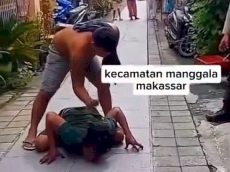 Pelaku kekerasan dalam rumah tangga (KDRT) yang mendadak berlagak kesurupan saat hendak ditangkap oleh polisi. @Jejakfakta/Tangkapan Layar