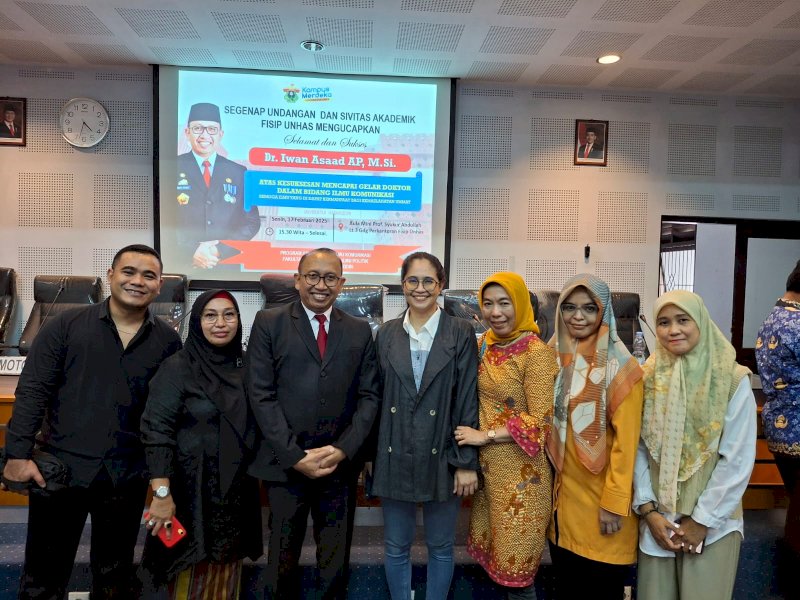 Iwan Asaad, bersama rekannya usai resmi menyandang gelar Doktor (S-3) di program doktoral Departemen Ilmu Komunikasi, Fakultas Ilmu Sosial dan Ilmu Politik, Universitas Hasanuddin Makassar, pada Senin (17/2/2024). @Jejakfakta/Istimewa
