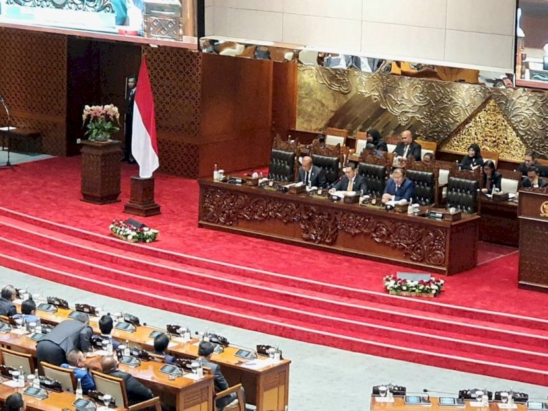 Suasana rapat paripurna DPR RI yang salah satu agendanya pengesahan RUU Minerba menjadi Undang-Undan, Selasa (18/2/2025). Foto: Sumber KOMPAS.com/Tria Sutrisna
