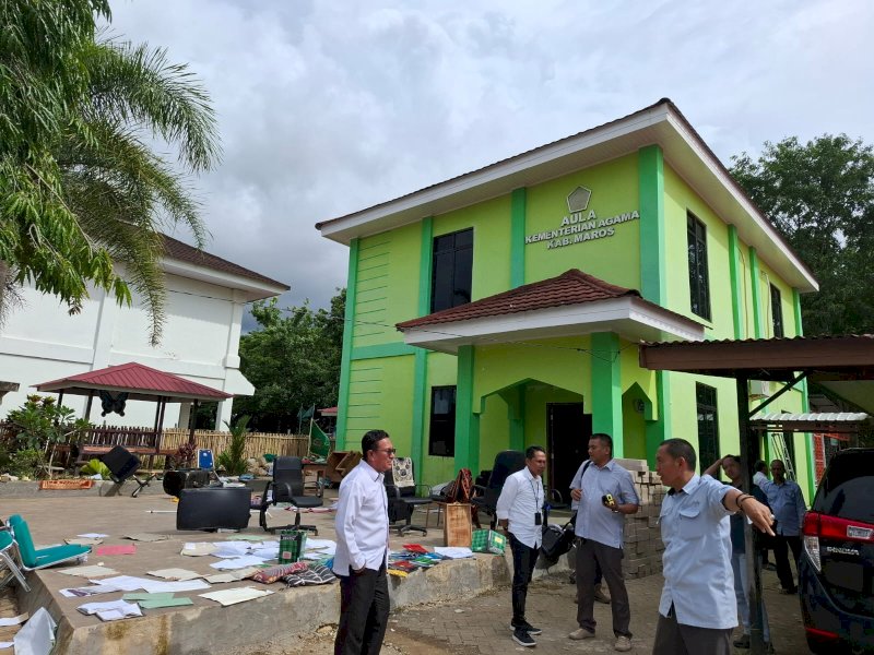 Tim perencana dari Kanwil Kemenag Sulsel dikerahkan untuk melakukan rehabilitasi berat pada bangunan kantor Kemenag Maros yang terendam banjir. @Jejakfakta/Istimewa