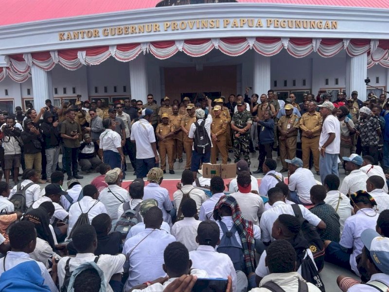Pj Gubernur Papua Pegunungan, saat menerima aspirasi ribuan pelajar tentang tolak MBG di Kantor Gubernur Papua Pegunungan di Wamena, Kabupaten Jayawijaya, Senin (17/2/2025). @Jejakfakta/Dok Pemprov Papua Pegunungan
