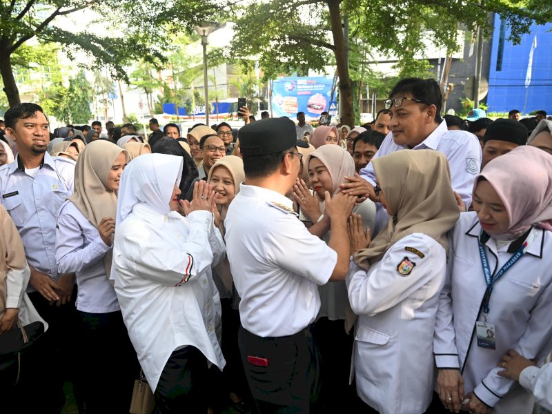 Suasana momen perpisahan Wal Kota Makassar Moh. Ramdhan Pomanto dan Ketua TP PKK Kota Makassar, Indira Yusuf Ismail, bersama ASN, Pegawai Pemerintah dengan Perjanjian Kerja (PPPK) dan Laskar Pelangi di Apel Pagi Pemerintah Kota Makassar di Balai Kota, Rabu (19/02/2025). @Jejakfakta/Humas Pemkot Makassar