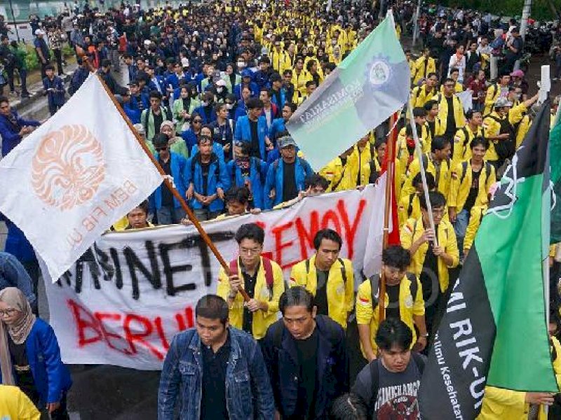 Aliansi Badan Eksekutif Mahasiswa Seluruh Indonesia bersama Koalisi Masyarakat Sipil melakukan aksi demonstrasi bertajuk Indonesia Gelap di Patung Kuda, Monas, Jakarta, 17 Februari 2025. dok. Tempo/Ilham Balindra