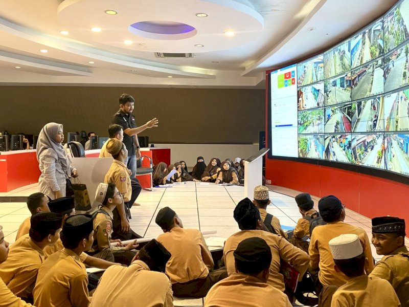 Dinas Kominfo Kota Makassar menerima kunjungan pelajar dari SMP Islam Ar-Raafi dalam rangka studi tour mengenai Eksplorasi Dunia Digital dan Penyiaran di War Room Kota Makassar, Senin (19/2/2025). @Jejakfakta/dok. Diskominfo Makassar
