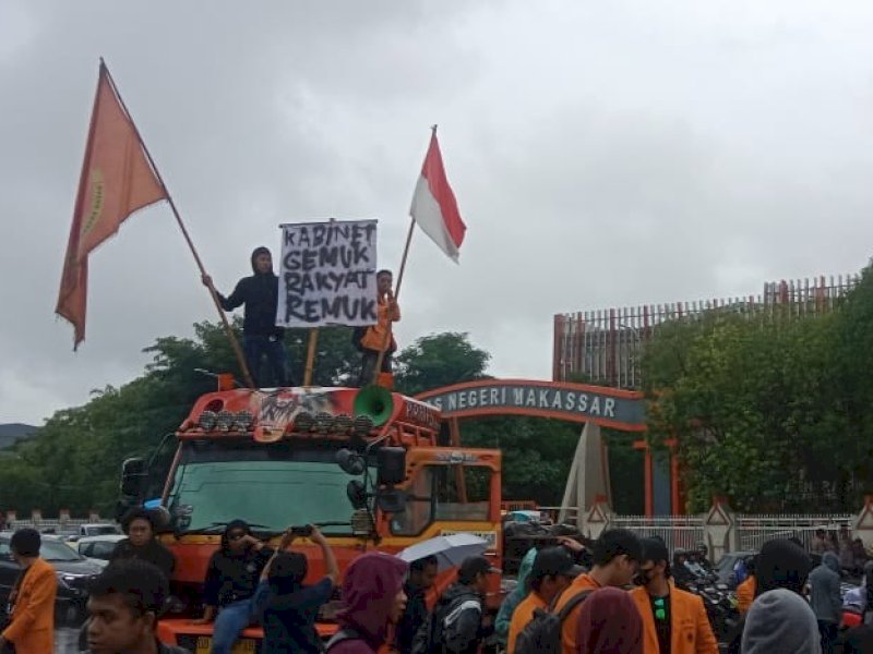 Ratusan mahasiswa Universitas Negeri Makassar (UNM) menggelar aksi demo yang menggema di Jalan Andi Pettarani, Makassar, Kamis (20/2/2025). @Jejakfakta/Samsir