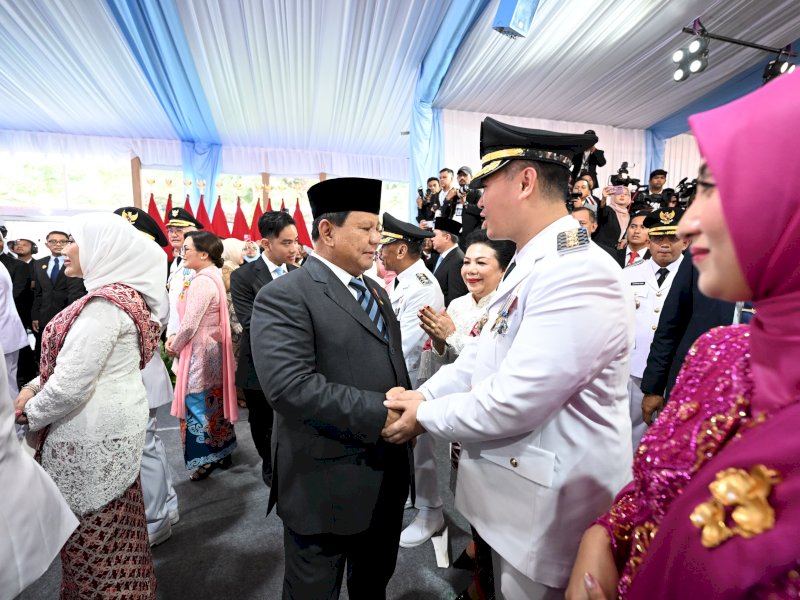 Bupati Pangkep, Muhammad Yusran Lalogau bersalaman dengan Presiden Prabowo Subianto usai dilantik pada Kamis (20/2) di Istana Merdeka, Jakarta. @Jejakfakta/Istimewa
