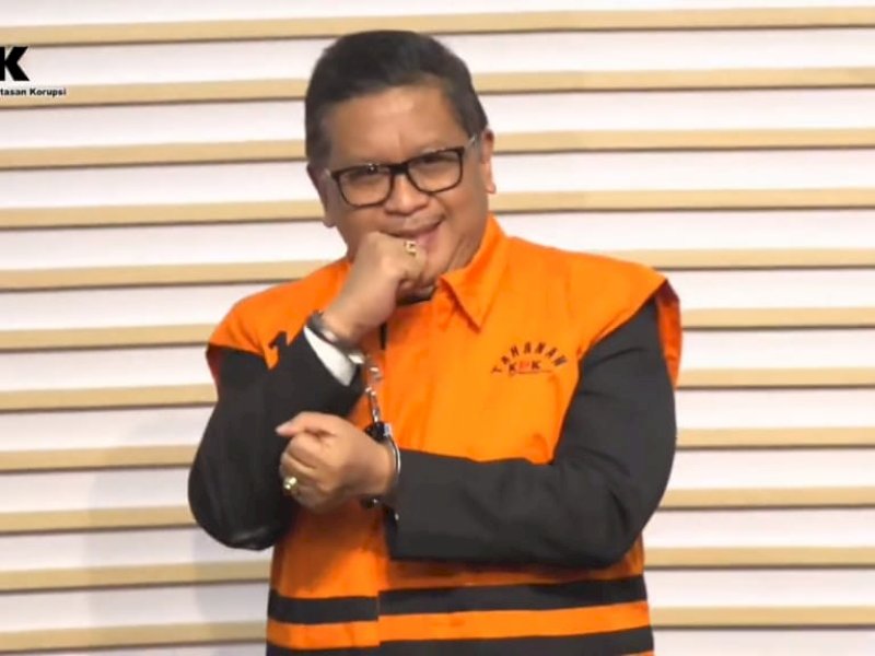 Hasto Tampil Tegap dengan Kepalan Tangan dan Sorakan 'Merdeka' saat hendak ditahan KPK, di di Gedung Merah Putih, Jakarta, Kamis (20/2/2025). @Jejakfakta/Tangkapan Layar KPK