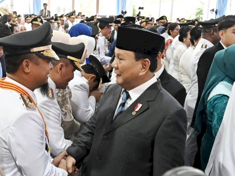 Gubernur Sulsel Andi Sudirman Sulaiman bersalaman dengan Presiden Prabowo Subianto usai dilantik pada Kamis (20/2) di Istana Merdeka, Jakarta. @Jejakfakta/Istimewa