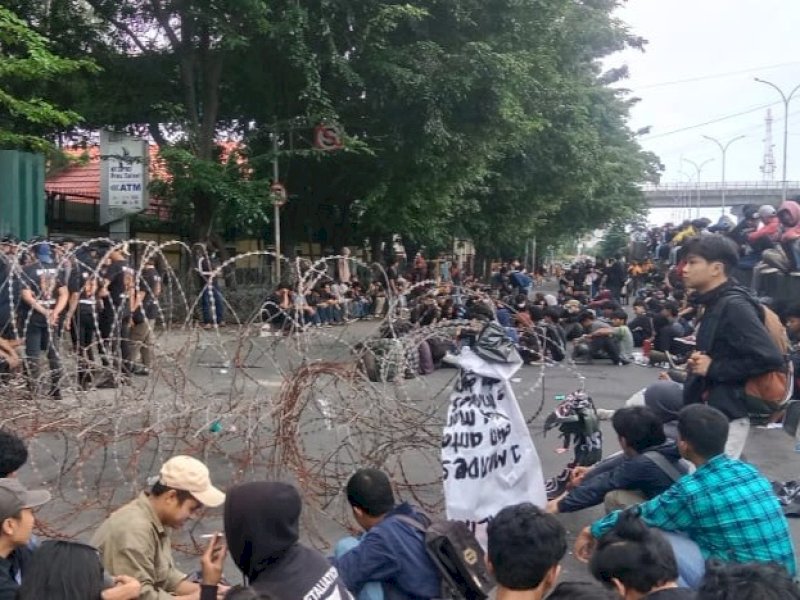 Ratusan mahasiswa yang tergabung dalam Aliansi Badan Eksekutif Mahasiswa (BEM) se-Kota Makassar menggelar aksi demonstrasi besar-besaran di depan kantor DPRD Provinsi Sulawesi Selatan pada Jumat (21/2/2025). @Jejakfakta/Samsir