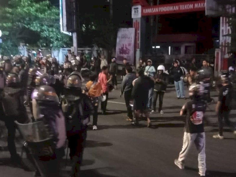 Ratusan polisi membubarkan massa OTK yang menyerang aksi mahasiswa Indonesia Gelap di depan kampus UNM Gunung Sari, Jl AP Pettarani Makassar. @Jejakfakta/Samsir
