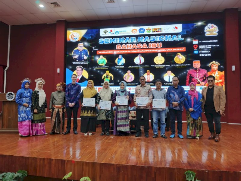 Pemerintah Kota Makassar menerima penghargaan atas peran sertanya dalam pelestarian dan perlindungan bahasa daerah melalui penerbitan regulasi terkait bahasa ibu di Ballroom Menara Pinisi, Universitas Negeri Makassar (UNM), pada Jumat, 21 Februari 2025. @Jejakfakta/Humas Pemkot Makassar 