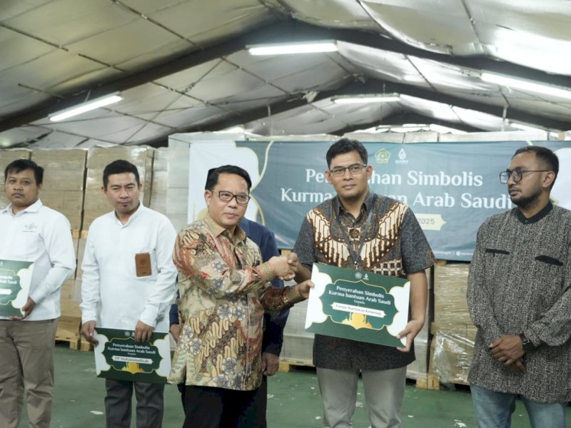 Sekretaris Jenderal Kemenag, Kamaruddin Amin menyerahkan secara simbolis kurma kepada perwakilan lembaga-lembaga mitra distribusi, di antaranya Muhammadiyah, Nahdlatul Ulama, GP Ansor, Dewan Masjid Indonesia (DMI), Masjid Istiqlal, dan DPR RI, kurma dari Kerajaan Arab Saudi kepada berbagai elemen masyarakat,  Jumat (21/2/2025). @Jejakfakta/Istimewa