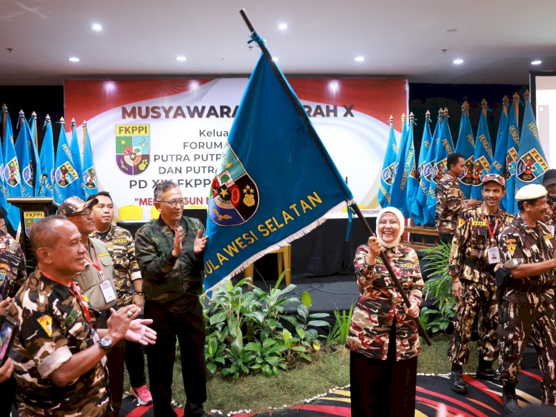 Aliyah Mustika Ilham, Wakil Wali Kota Makassar, menerima pataka FKPPI usai resmi terpilih sebagai pemimpin baru FKPPI Sulsel. @Jejakfakta/Istimewa