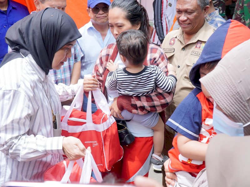 Wakil Wali Kota Makassar, Aliyah Mustika Ilham, memberikan bantuan saat meninjau langsung lokasi kebakaran di Asrama Kesdam II XIV/HSN, Minggu (23/02/2025). @Jejakfakta/Pemkot Makassar