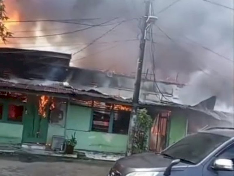 Kebakaran besar melanda Asrama Kesdam XIV Hasanuddin yang terletak di Jalan Cendrawasih 2, Kecamatan Mariso, Makassar, pada Sabtu pagi (22/2/2025). @Jejakfakta/Tangkapan Layar