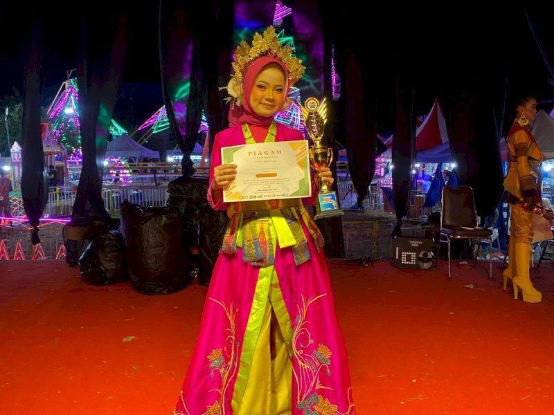 St. Khadijah siswi Madrasah Aliyah Negeri (MAN) Pinrang berhasil meraih Juara Harapan I pada ajang Fashion Show HIPMI FEST 2025 di Lapangan Bosowa Pinrang pada Sabtu (22/2/2025). @Jejakfakta/Istimewa 