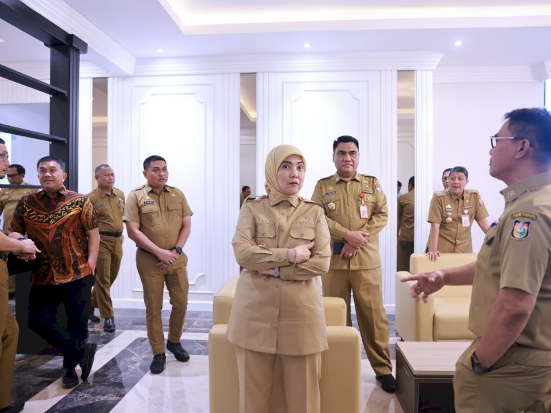 Wakil Wali Kota Makassar Aliyah Mustika Ilham berbincang dengan Sekda di hari pertama berkantor pasca dilantik di Balai Kota, Senin (24/2/2025).&nbsp;@Jejakfakta/Istimewa