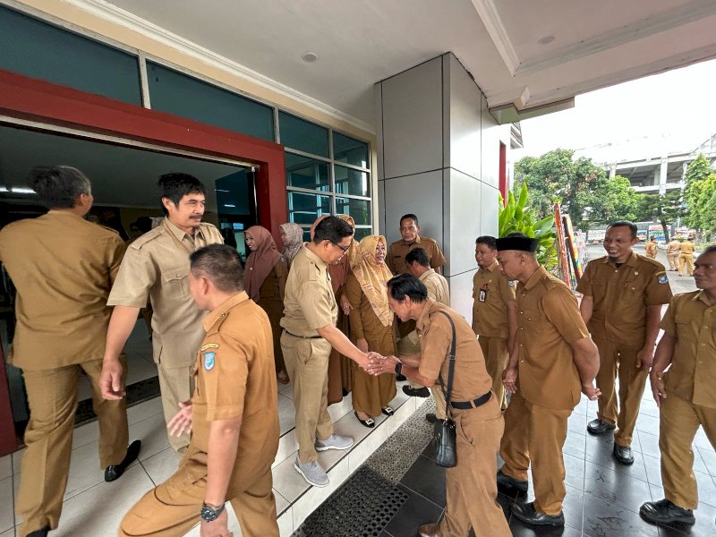 Wakil Bupati Andi Edy Manaf menyapa pegawai usai memimpin Apel Gabungan OPD Lingkup Pemda Bulukumba di halaman Kantor Bupati Bulukumba, Senin (24/2/2025). @Jejakfakta/Istimewa