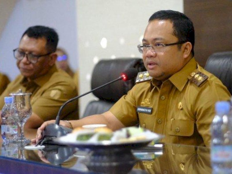 Wakil Bupati Gowa, Darmawangsyah Muin (kanan) saat memimpin rapat internal bersama Sekretaris Daerah Kabupaten Gowa, Andy Azis dan beberapa Pimpinan SKPD lingkup Pemkab Gowa di Baruga Karaeng Pattingalloang, Kantor Bupati Gowa, Senin (24/2/2025).  @Jejakfakta/Humas Pemkab Gowa