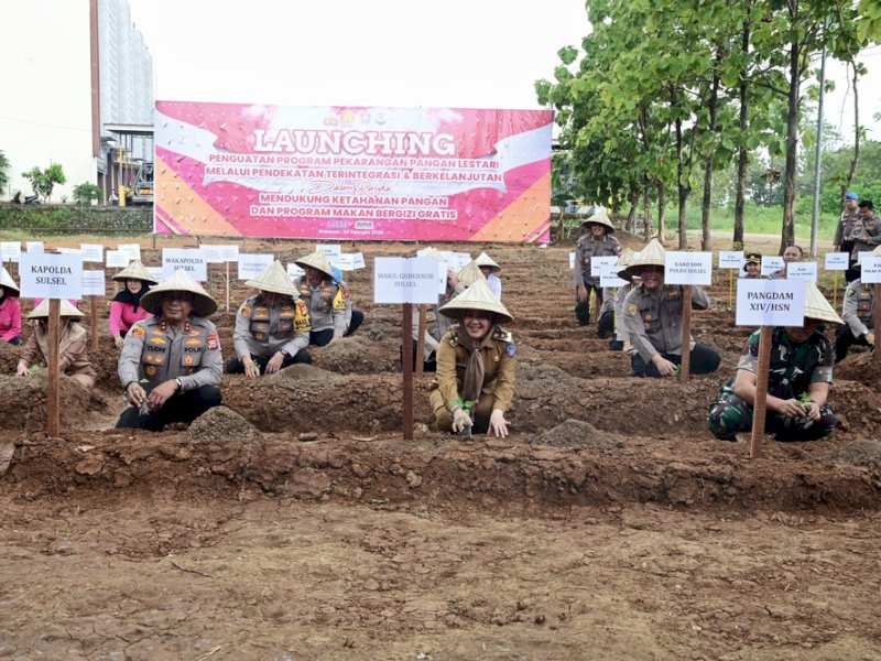 Wakil Gubernur Sulawesi Selatan, Fatmawati Rusdi, bersama Kapolda Sulsel, Irjen Pol Yudhiawan Wibisono, melakukan penanaman simbolis di pekarangan saat peluncuran Penguatan Program Pekarangan Pangan Lestari (P2L) di Lapangan Polda Sulsel pada Senin (24/2/2025). @Jejakfakta/Humas Pemprov Sulsel