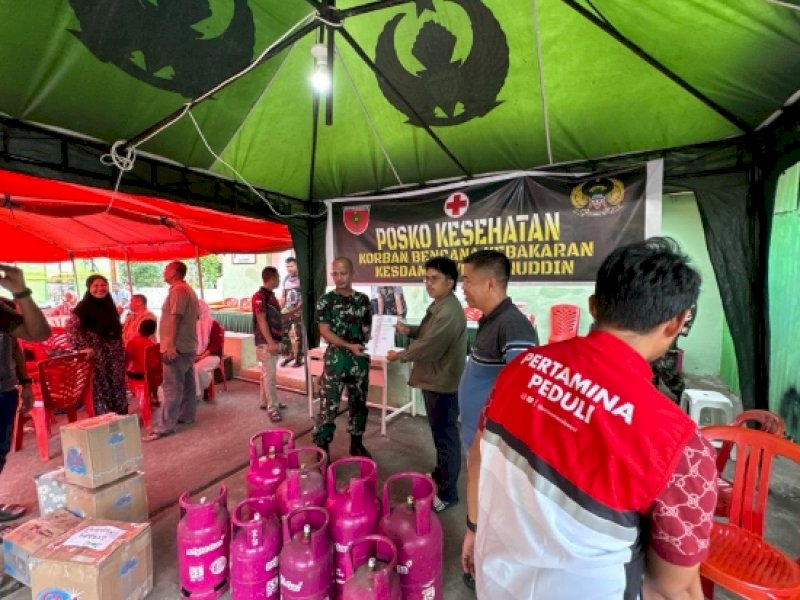 Pertamina menyalurkan bantuan berupa 10 tabung gas LPG ukuran 5,5 kg dan 12 kg, serta tali asih untuk 40 kepala keluarga korban kebakaran di Asrama Kesdam. @jejakfakta/Istimewa