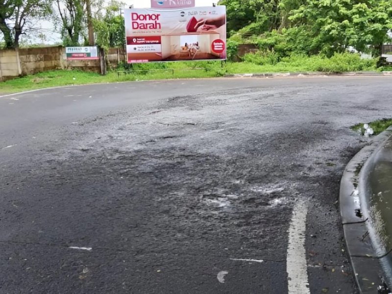 Pengerjaan proyek pengaspalan di Jalan Metro, Kecamatan Tamalate, Makassar sudah mulai rusak. @Jejakfakta/Istimewa