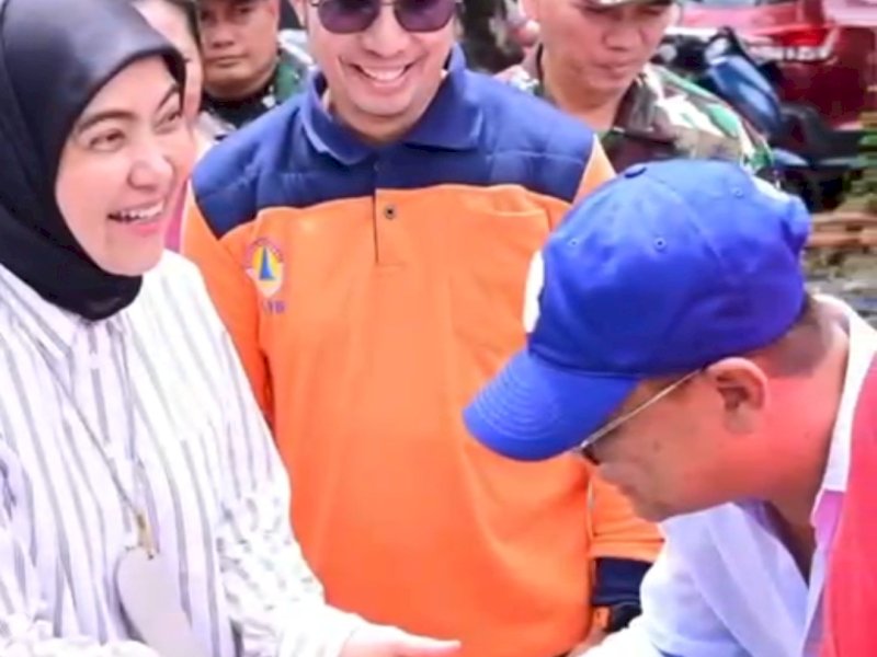 Direksi Perumda Air Minum Kota Makassar turut mendampingi Wakil Wali Kota Makassar Aliyah Mustika saat mengunjungi sekaligus menyerahkan bantuan kepada para korban kebakaran Asrama Kesdam II XIV/HSN, Jl Opu Daeng Risadju (Jl Cendrawasih), Makassar, Ahad (23/2/2025).  