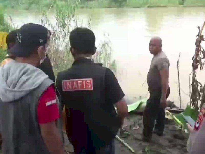 Tim Inafis melakukan olah TKP di Sungai Je'neberang. @Jejakfakta/Istimewa
