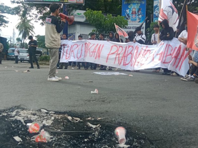 Aliansi Parlemen Jalanan menggelar aksi di pertigaan Jalan Sultan Alauddin - Jalan Andi Pettarani, Makassar, pada Rabu (26/2/2025). @Jejakfakta/Samsir