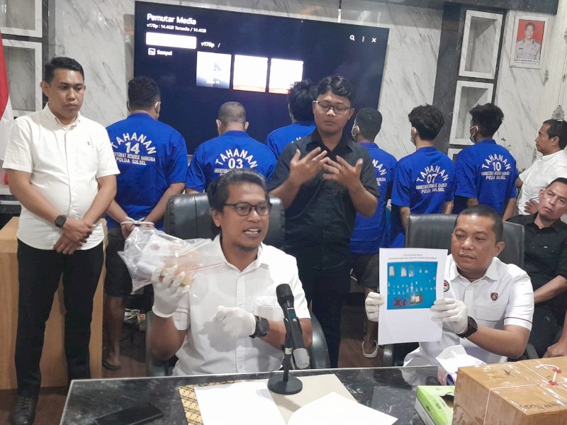 Pelaksana Tugas (Plt) Direktur Reserse Narkoba Polda Sulsel, AKBP Gany Alamsyah Hatta, memberpilhatkan barang bukti narkotika di Mapolda Sulsel,  Rabu (26/2/2025). @Jejakfakta/Istimewa