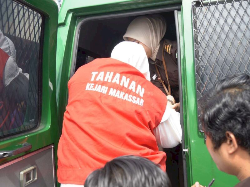 Terdakwa Skincare Dikembalikan Ke Rutan Kelas I Makassar Usai Di Sidang, Selasa (26/02/2026). @Jejakfakta/Istimewa