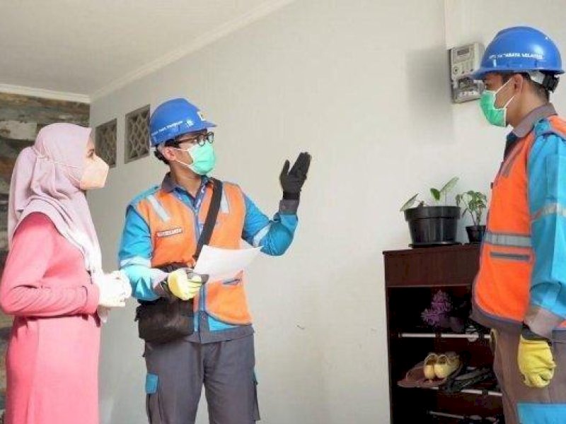 LISTRIK - Petugas PLN Saat Memberikan Keterangan Kepada Konsumen. PLN Pastikan Tak Perpanjang Diskon Listrik. @Jejakfakta/PLN